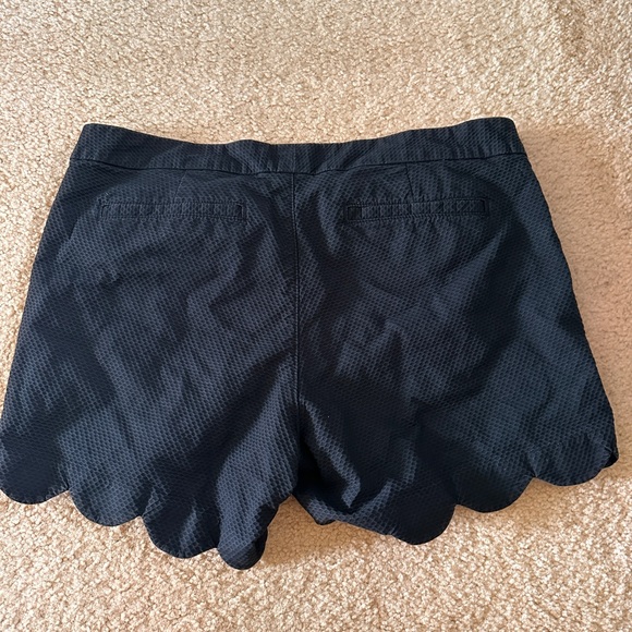 Lilly Pulitzer Black buttercup scallop shorts, size 6 - Picture 3 of 3